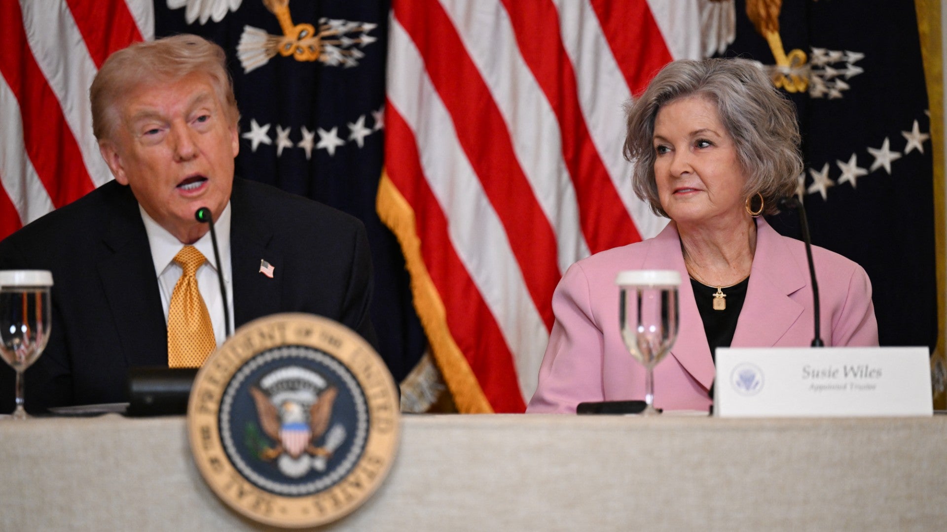 Donald Trump junto a Susie Wiles | Foto: AFP