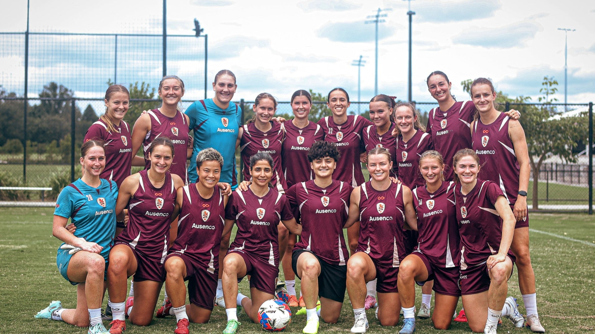 Brisbane Roar FC junto a las futbolistas iraníes | Foto: AFP