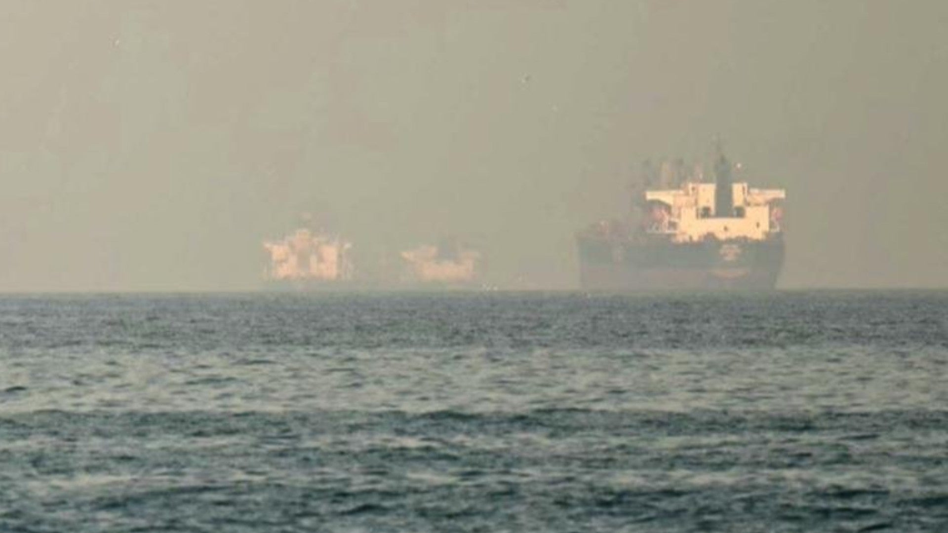 Barco turco navegando por el estrecho de Ormuz - Foto: EFE