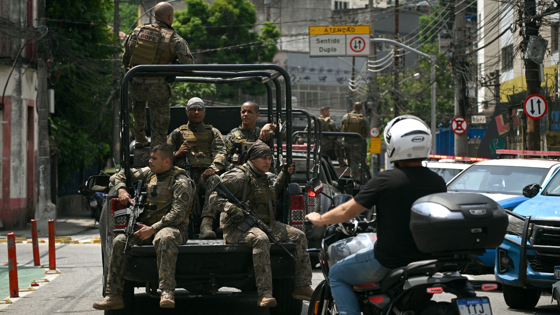 Autoridades patrullan después del operativo de policía en Río de Janeiro - Foto: AFP