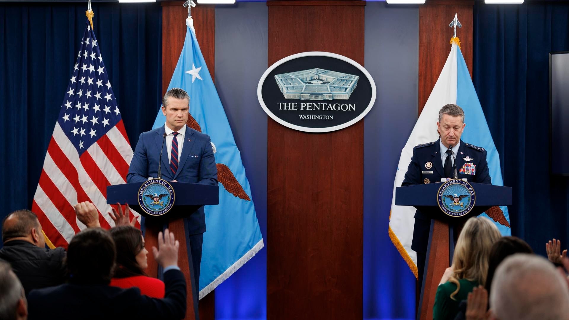 Pete Hegseth, secretario de Guerra de EE.UU., y Dan Caine, jefe del Estado Mayor - Foto: EFE