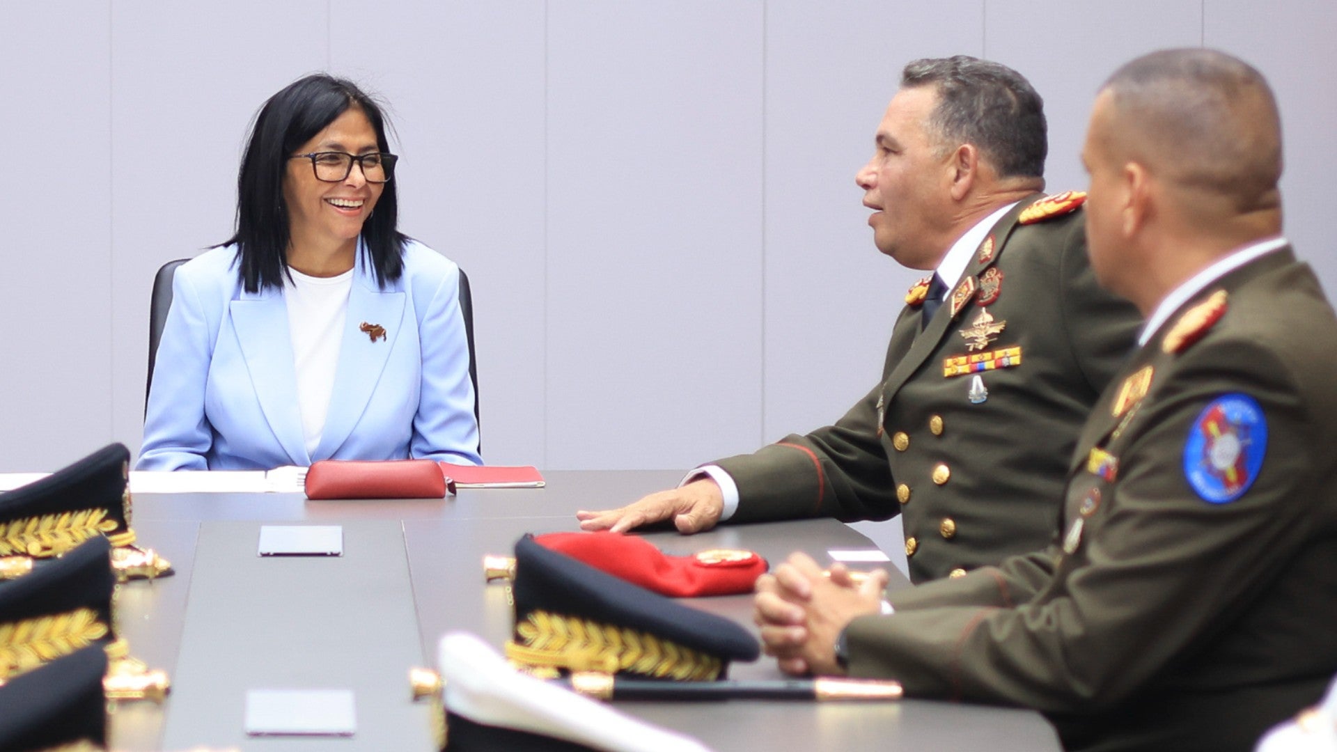 Delcy Rodríguez, jefe encargada del régimen venezolano junto a militares colaboradores de la dictadura - Foto: EFE