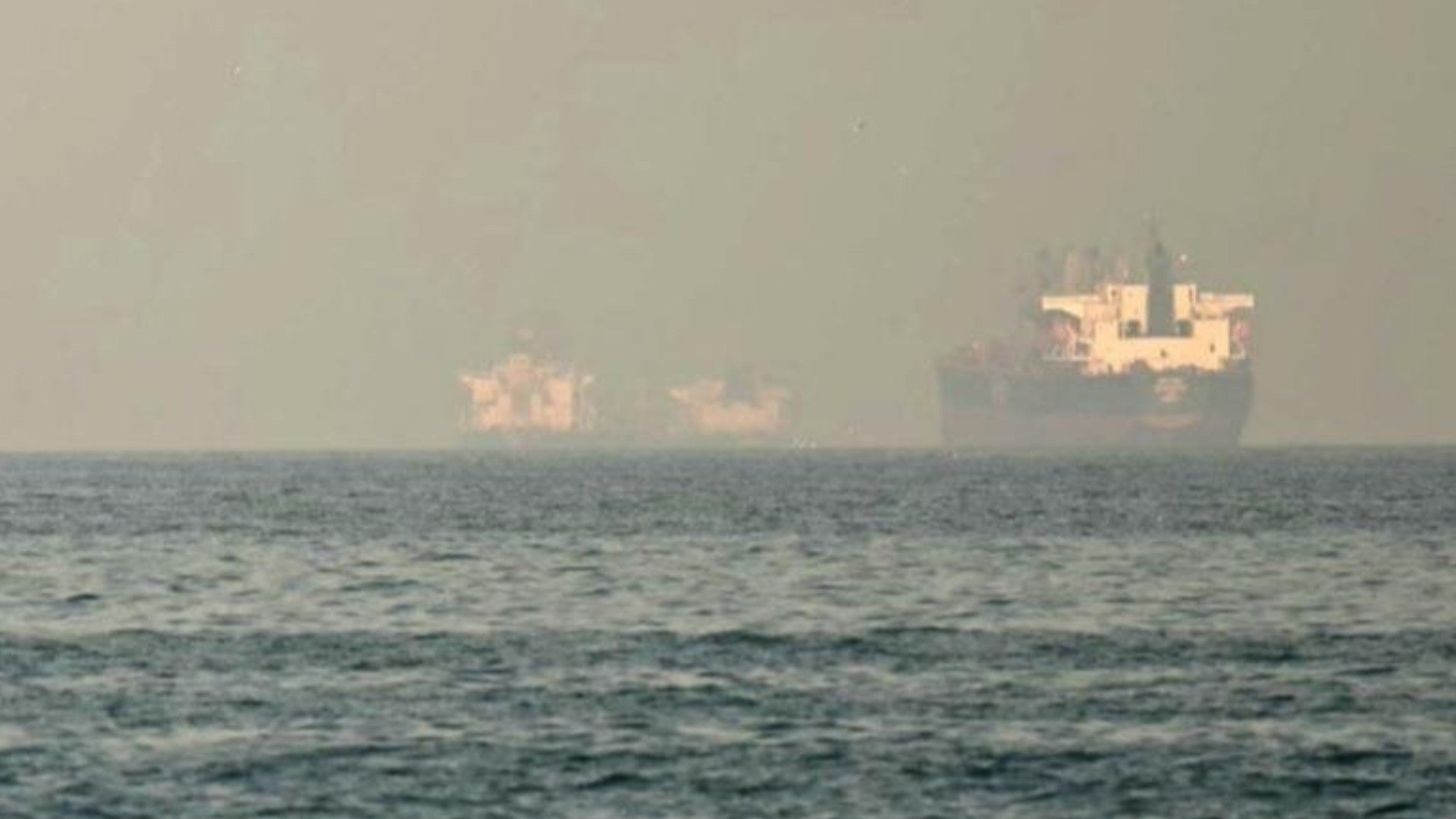 Buques navegando por el estrecho de Ormuz - Foto de referencia: EFE