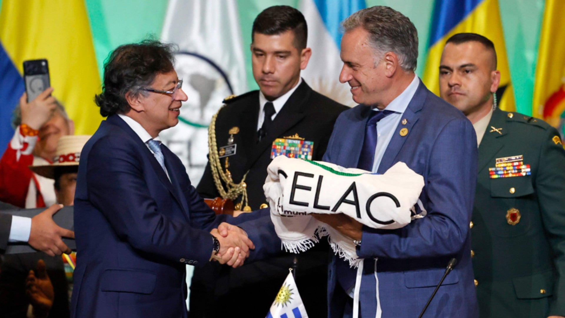 Gustavo Petro junto a su homólogo de Uruguay, Yamadú Orsi durante la cumbre de la Celac-África | Foto: EFE