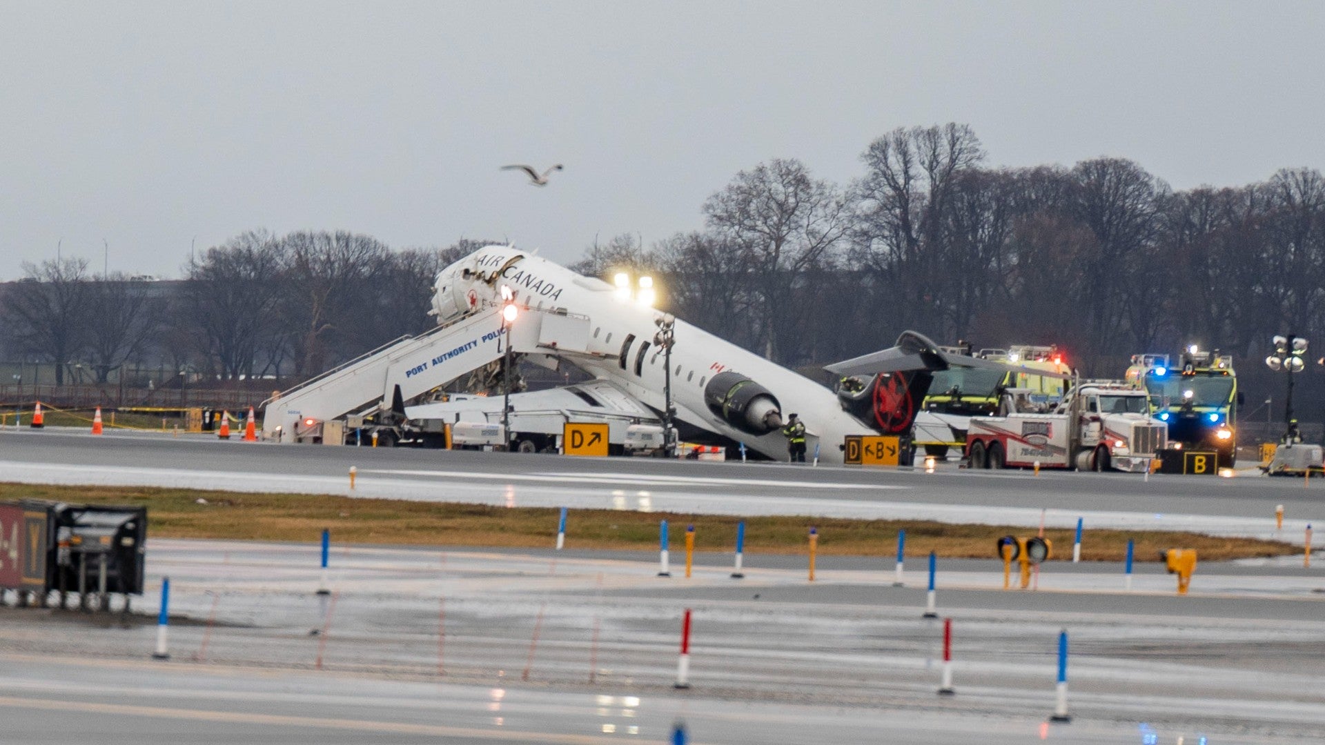 Accidente entre un avión y un camión de bomberos | Foto: EFE