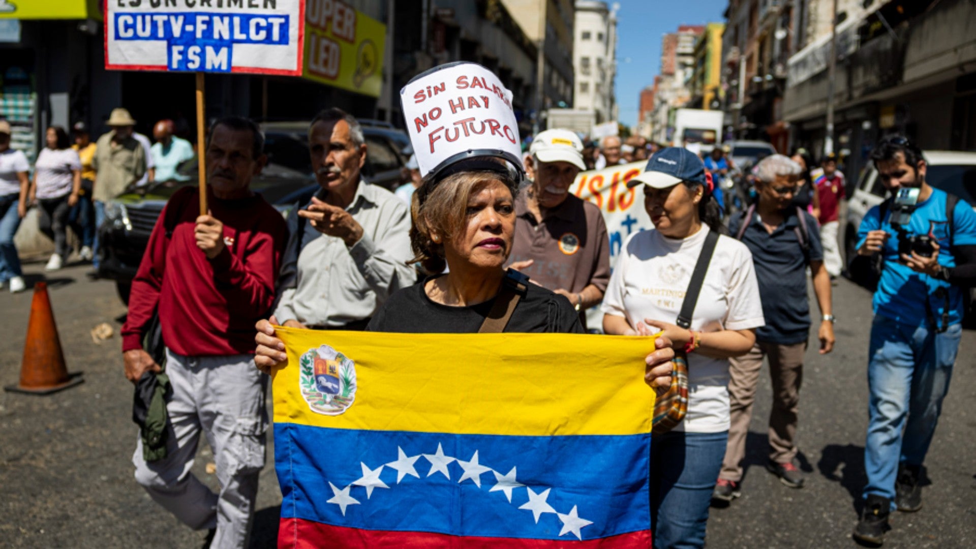 Trabajadores venezolanos protestando por un salrio mínimo | Foto: EFE