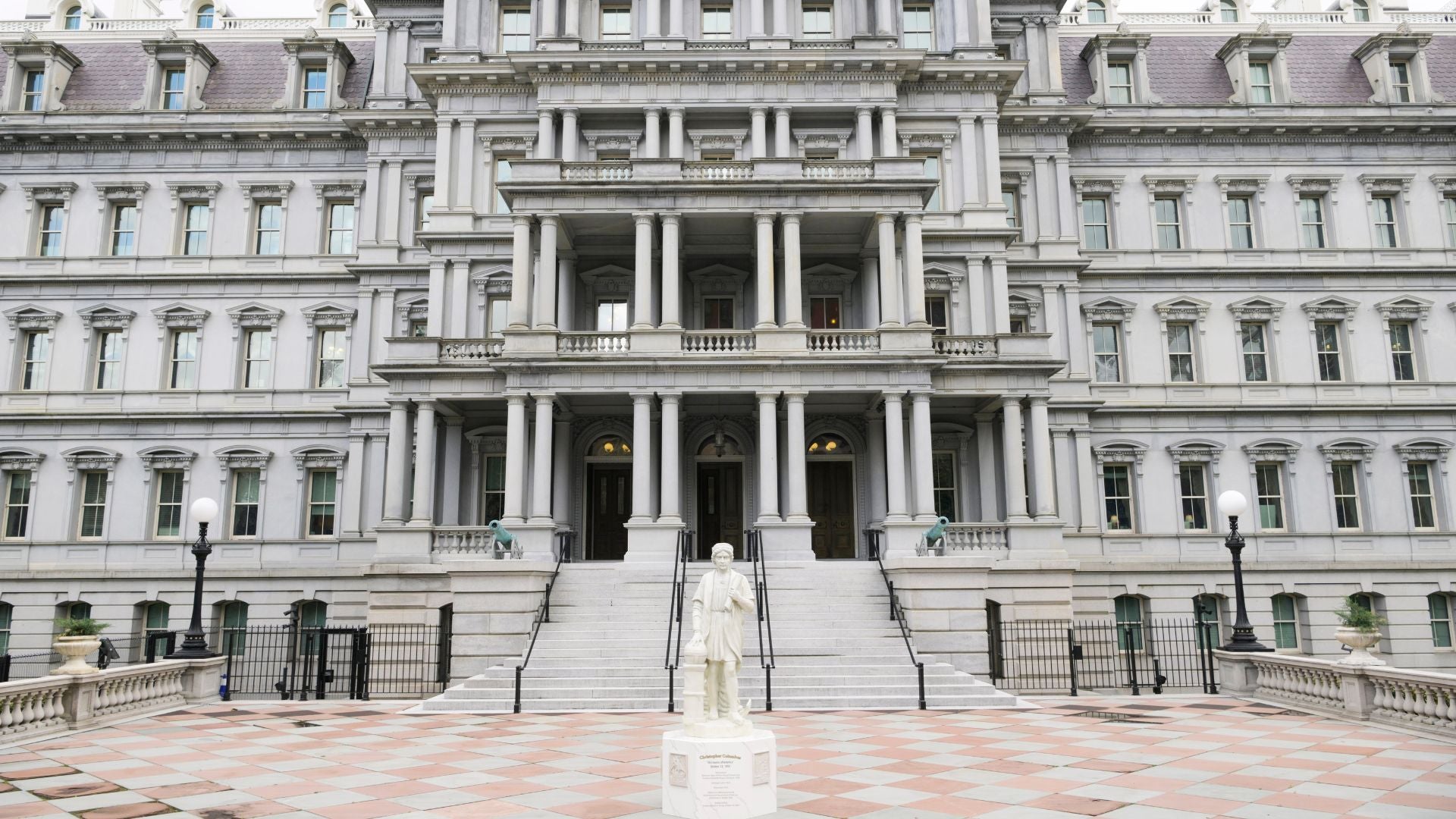 Estatua de Cristóbal Colón frente al Edificio de Oficinas Ejecutivas Eisenhower en la Casa Blanca – Foto EFE
