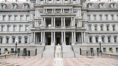 Estatua de Cristóbal Colón frente al Edificio de Oficinas Ejecutivas Eisenhower en la Casa Blanca – Foto EFE