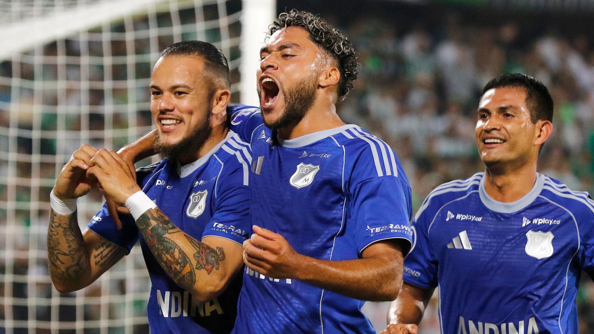 Leonardo Castro, Sebastián Valencia y Mackalister Silva, jugadores de Millonarios - Foto: EFE
