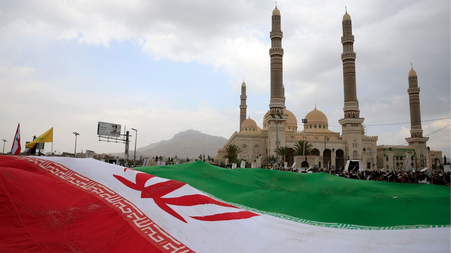 Bandera de Irán en medio de una manifestación de hutíes en apoyo al régimen de Irán en Yemen-Foto: EFE