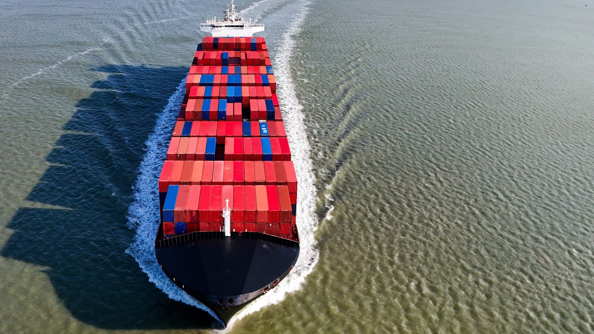 Buque portacontenedores navegando - Foto de referencia: EFE