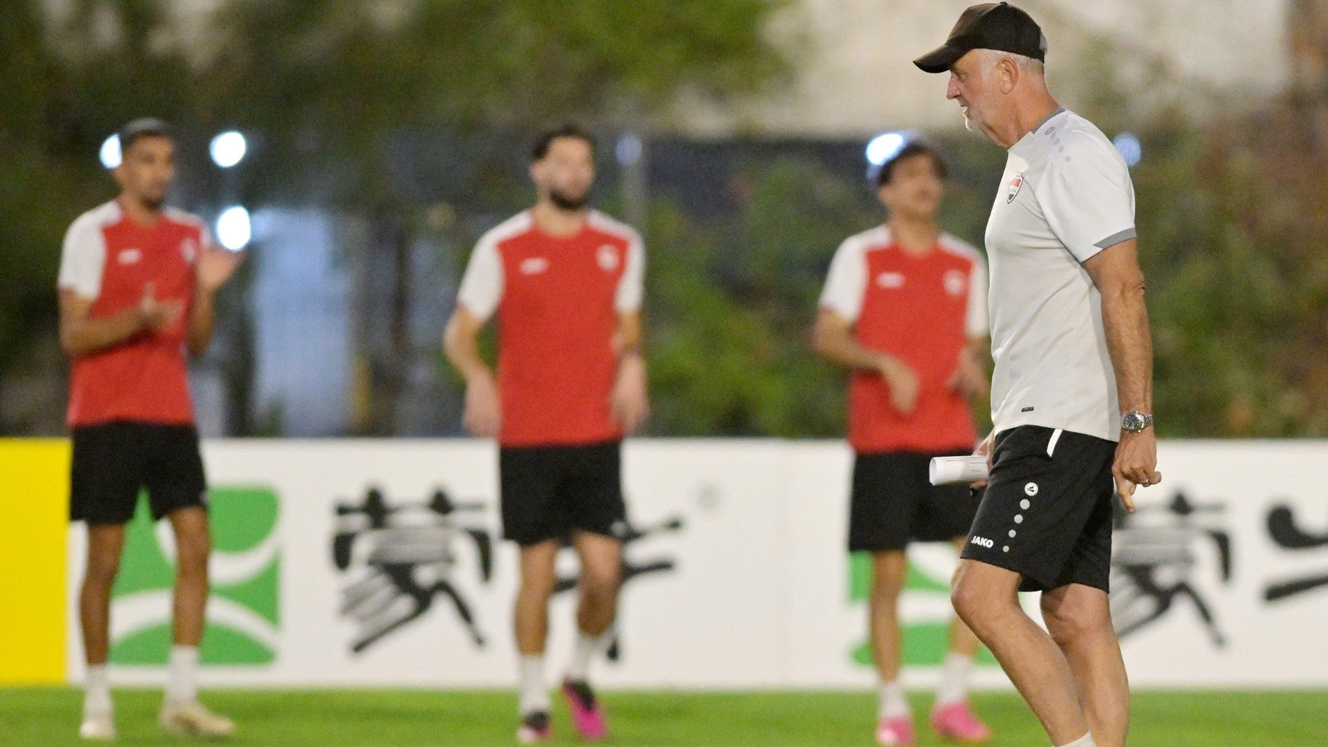 El seleccionador de Irak, Graham Arnold, participa en un entrenamiento - Foto: EFE