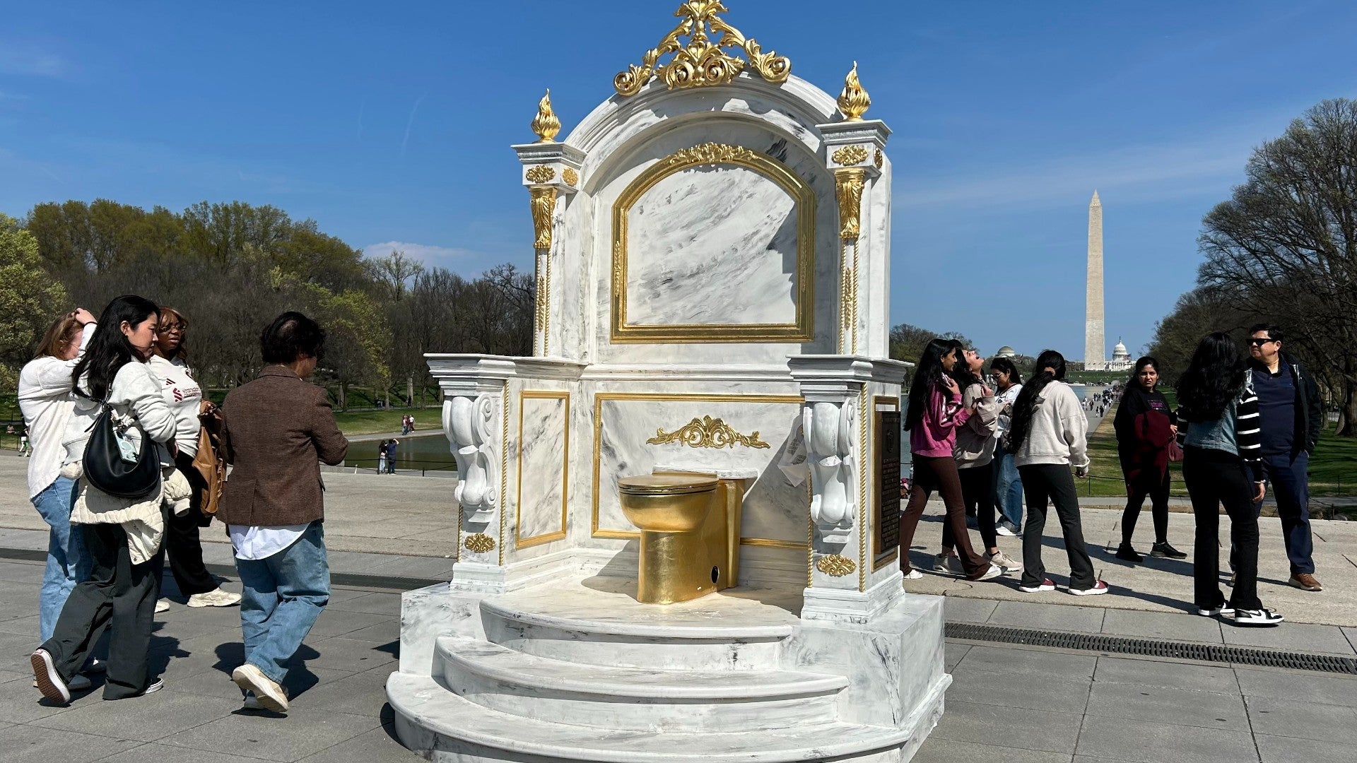 Polémico monumento "Un trono digno de un rey" | Foto: EFE
