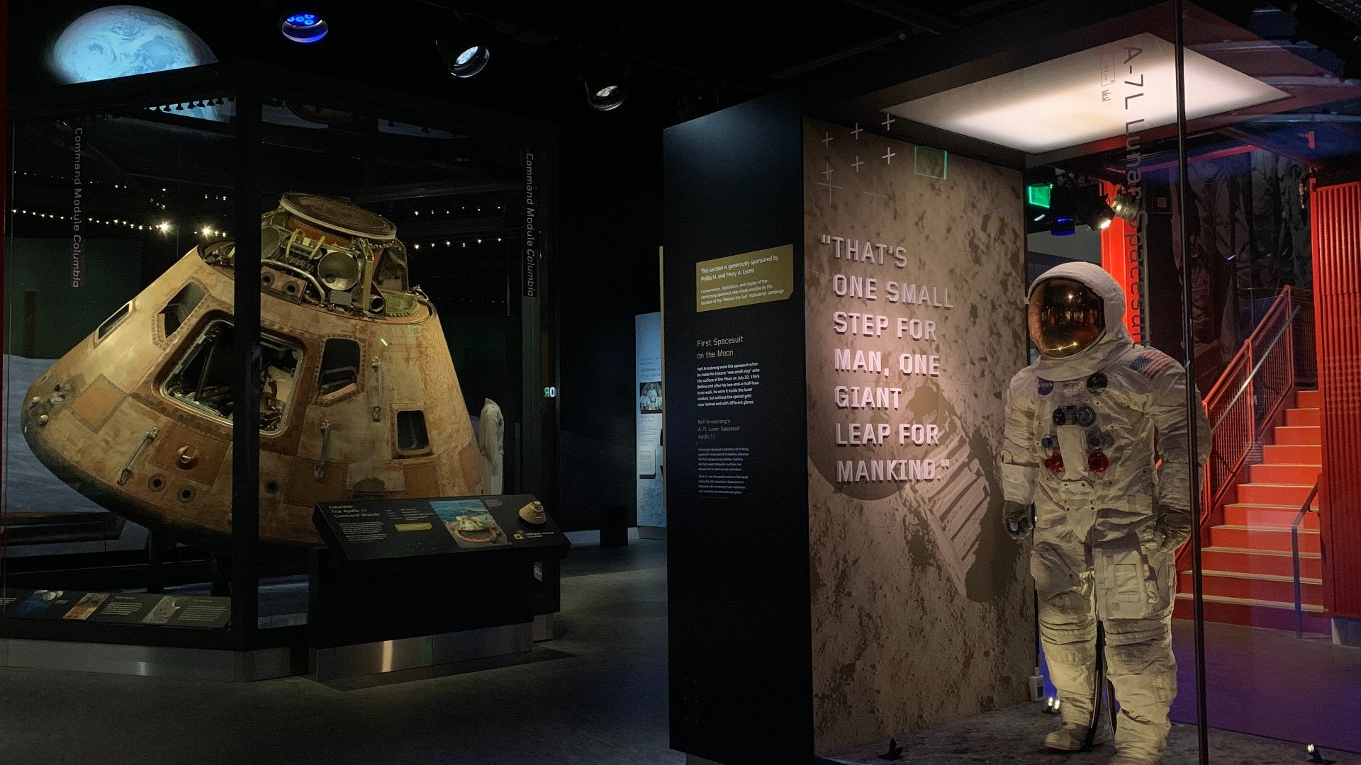 Fotografía del traje espacial de Neil Armstrong y el módulo de comando del Apolo 11 en el Museo Nacional del Aire y el Espacio de Washington - EFE