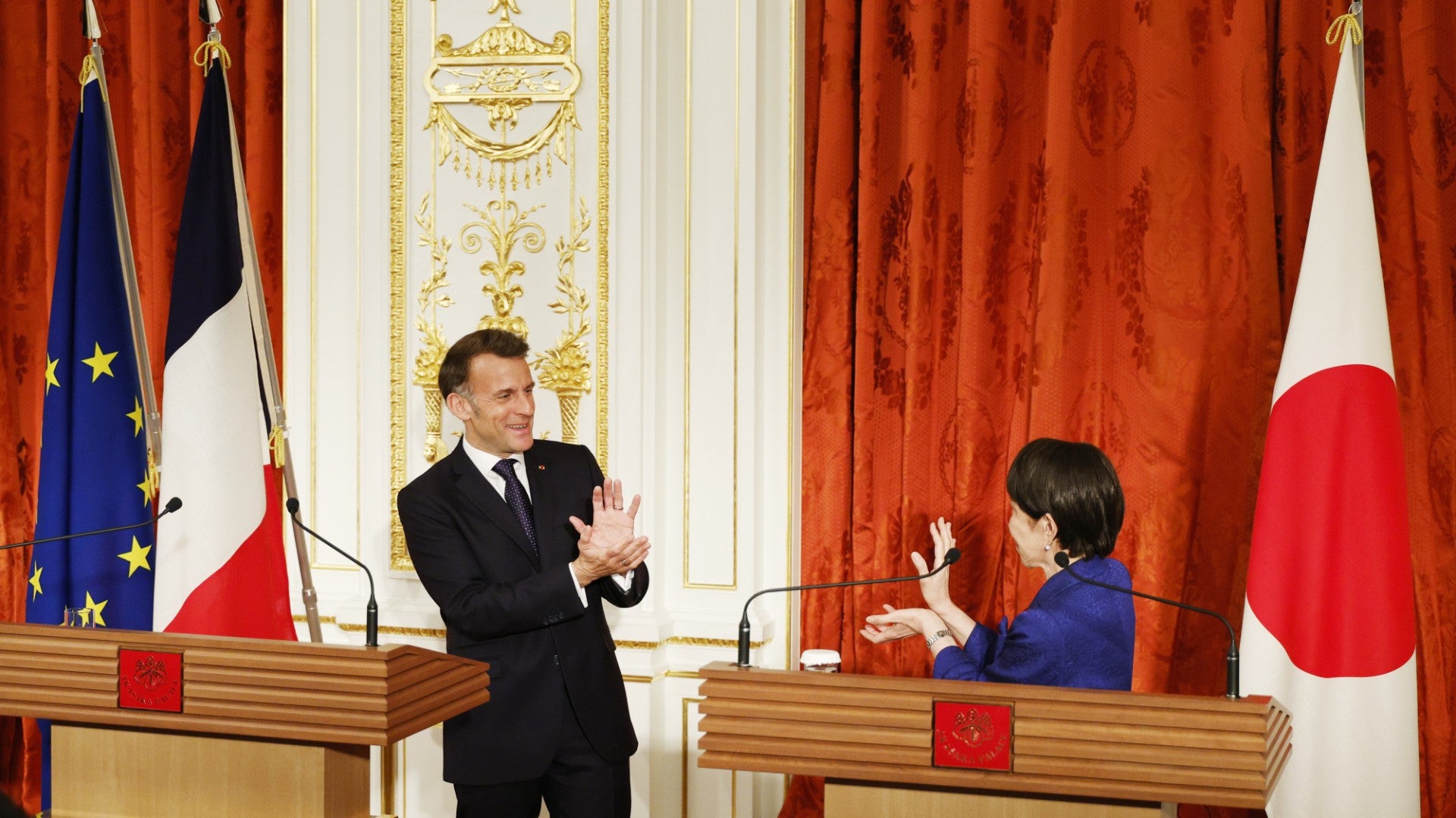 El presidente de Francia, Emmanuel Macron junto a la primera ministra de Japón, Sanae Takaichi | Foto: EFE
