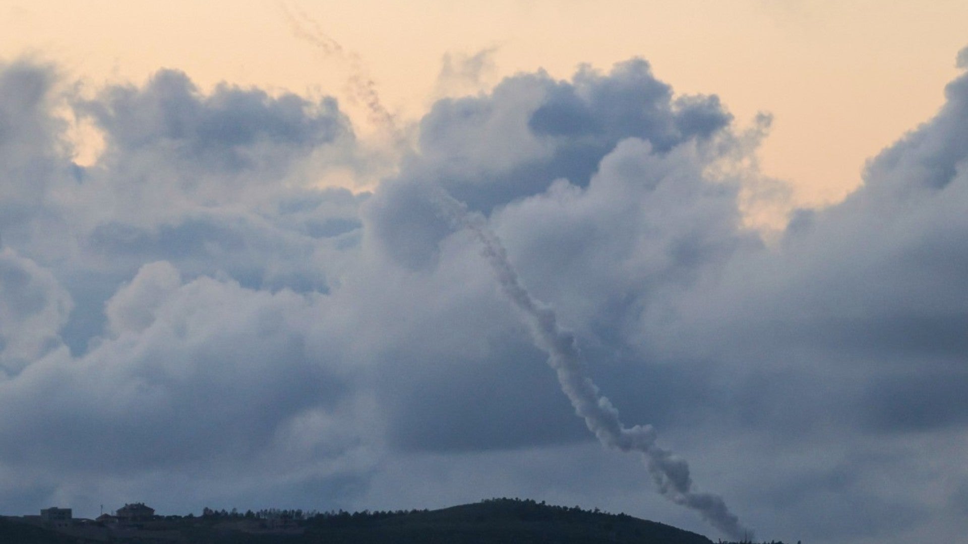 Fotografía tomada desde la zona de Marjeyoun, muestra estelas de cohetes disparados desde el Líbano hacia Israel - AFP
