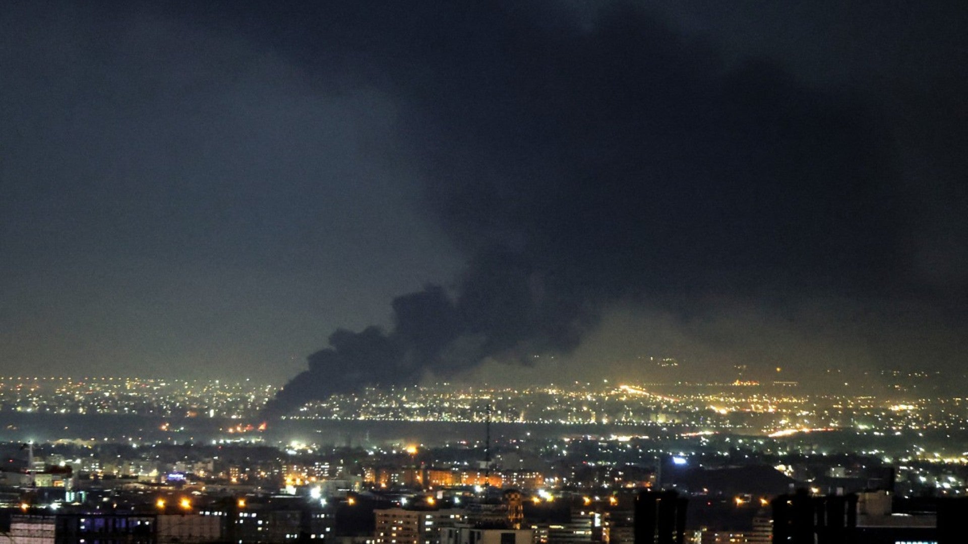 El humo se eleva desde el lugar donde Estados Unidos e Israel atacaron la capital iraní, Teherán, el 7 de abril de 2026. (AFP)