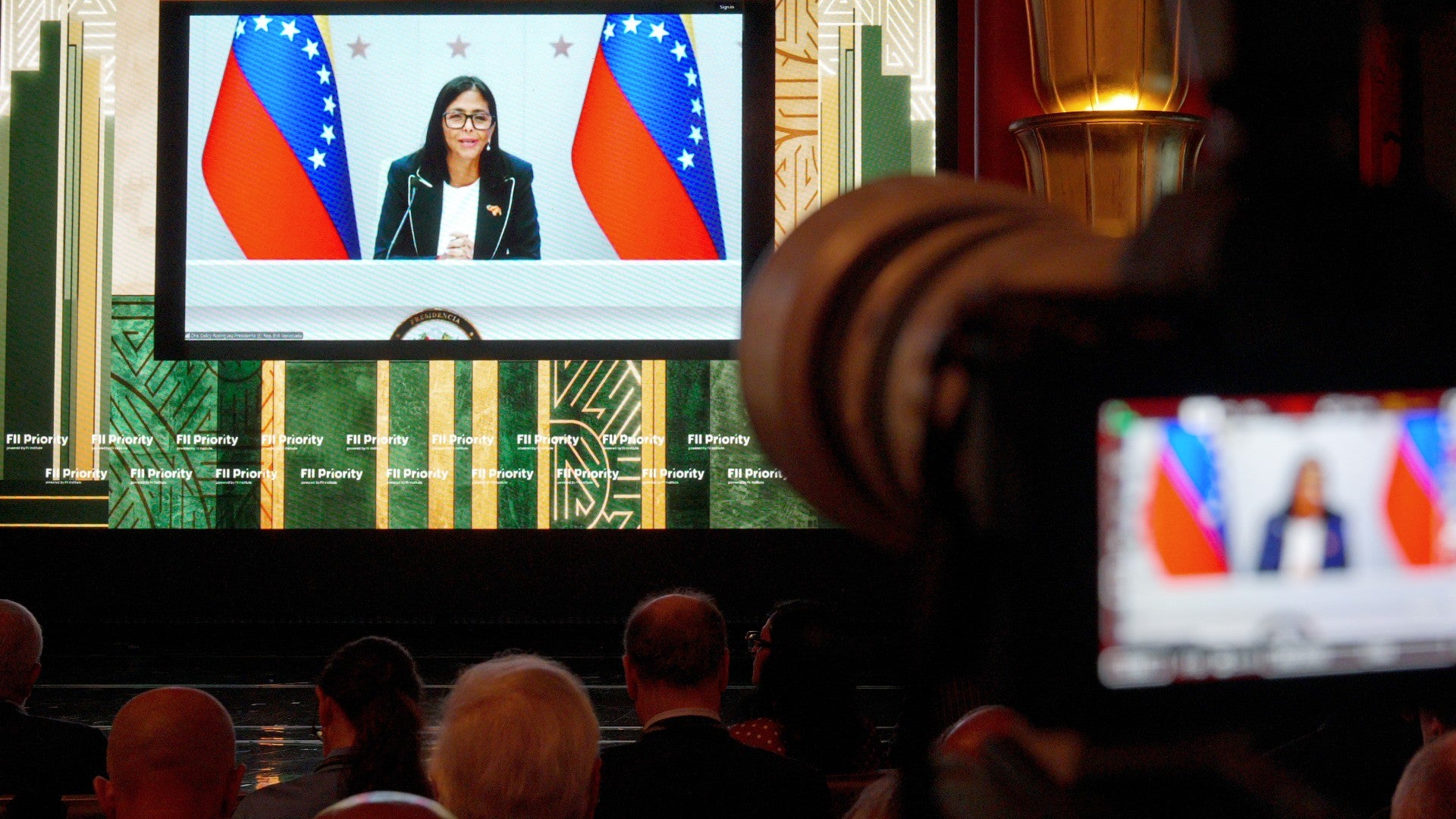 La jefe encargada del régimen de Venezuela, Delcy Rodríguez (en pantalla), habla durante una videoconferencia en el foro FII Priority - Foto de referencia: EFE