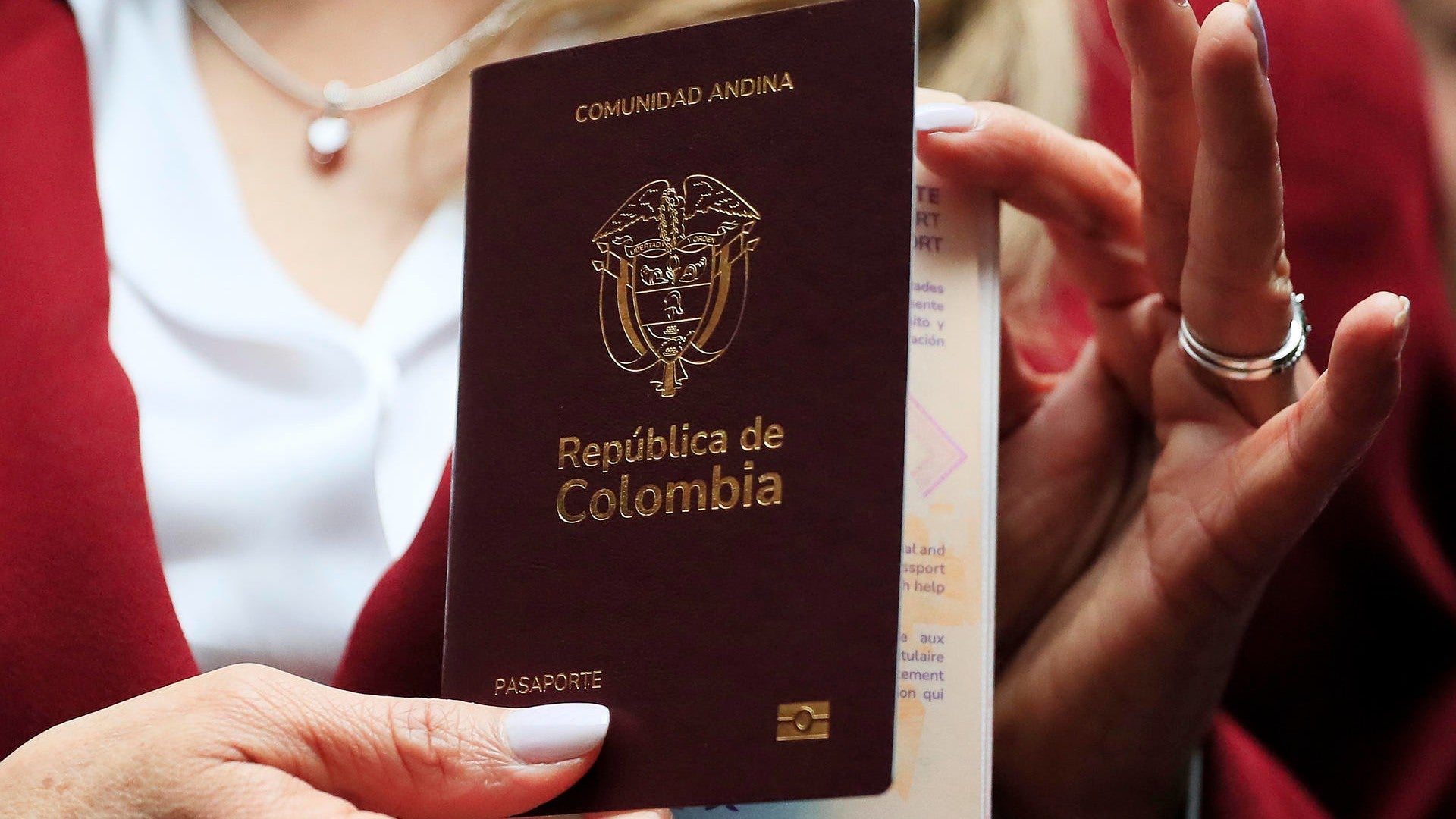 Nuevo pasaporte de Colombia - Foto: EFE