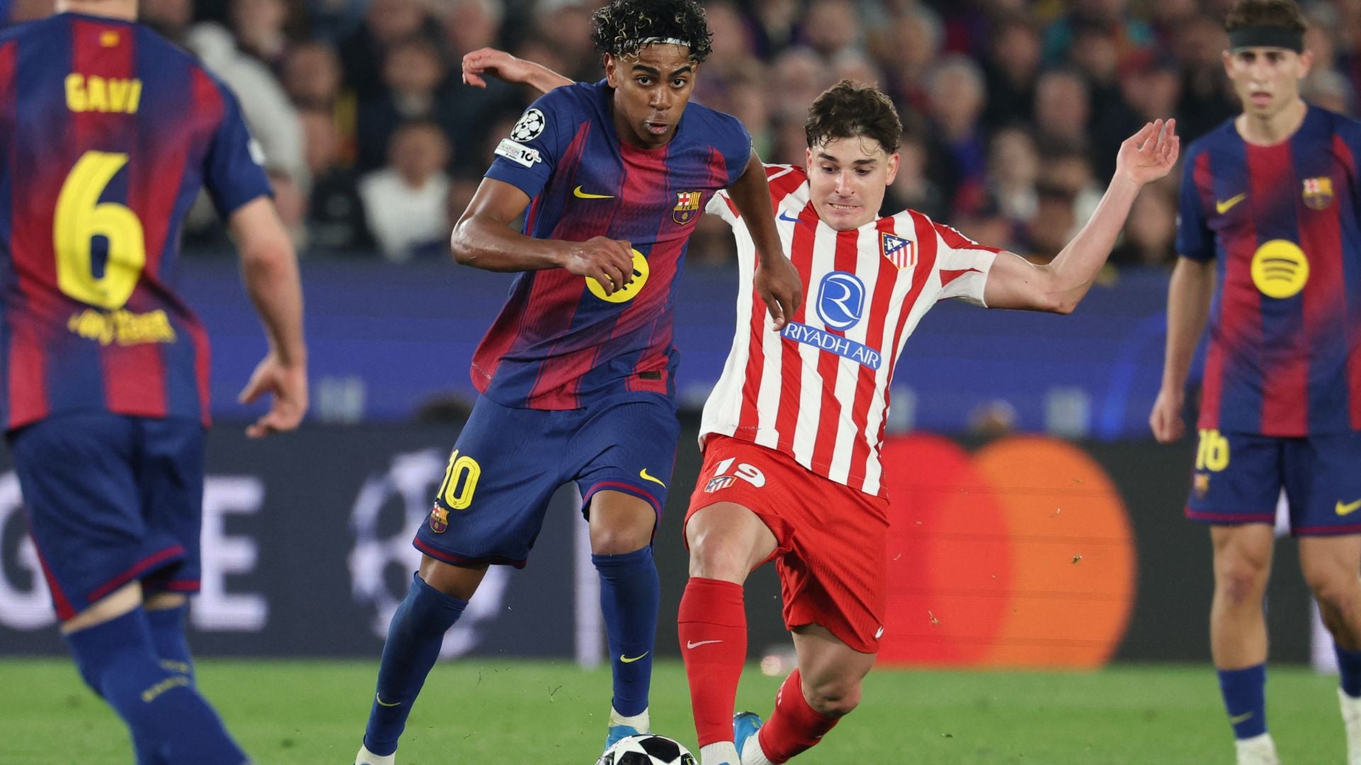 Lamine Yamal (Barcelona) y Julián Álvarez (Atlético de Madrid) - Foto: AFP