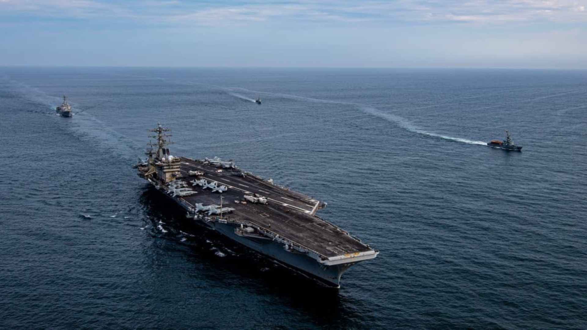 Los buques ecuatorianos BAE Manabí y BAE Loja, así como el portaviones USS Nimitz y el destructor USS Gridley - Armada de Ecuador