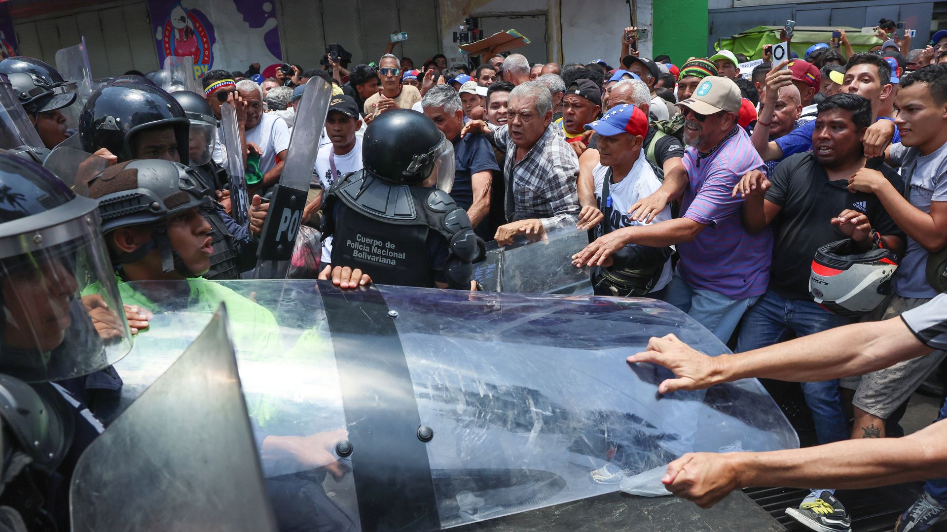Represión a la manifestación de los trabajadores en Venezuela / FOTO: EFE