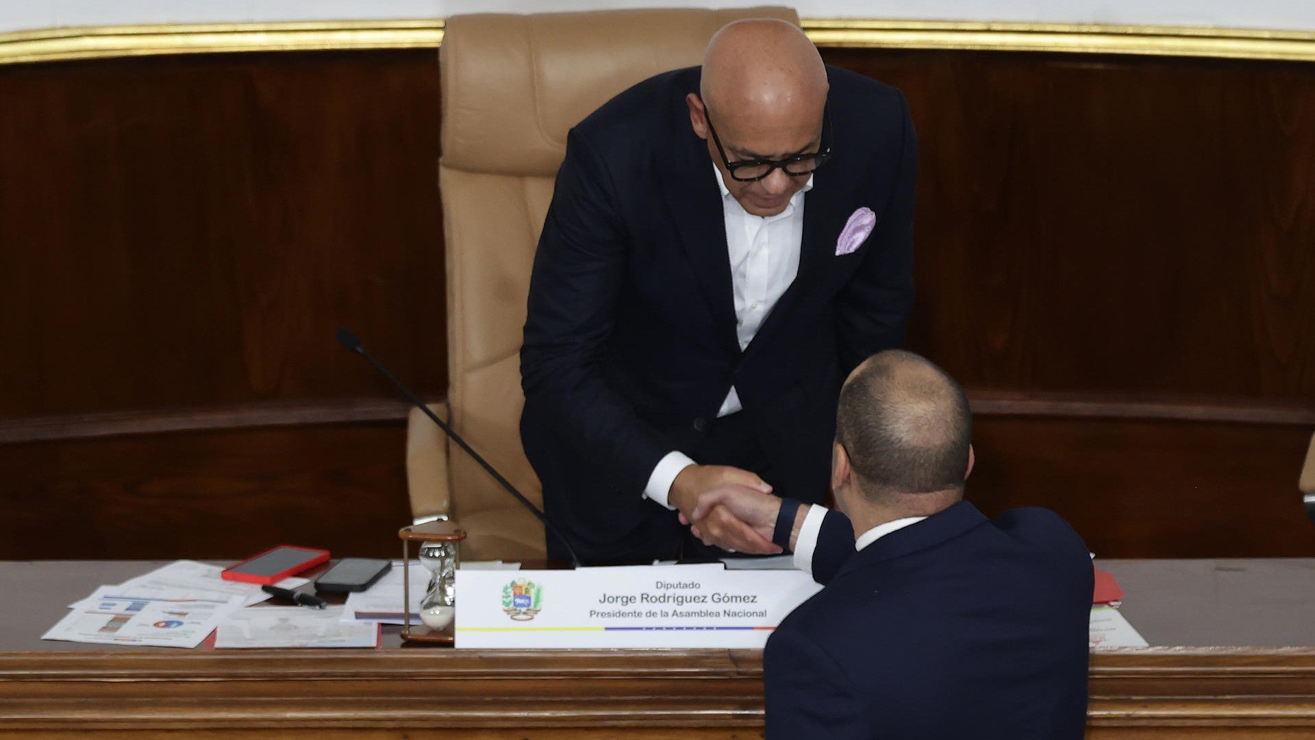 Jorge Rodríguez saluda a Larry Devoe, nuevo fiscal general del régimen venezolano - Foto: EFE