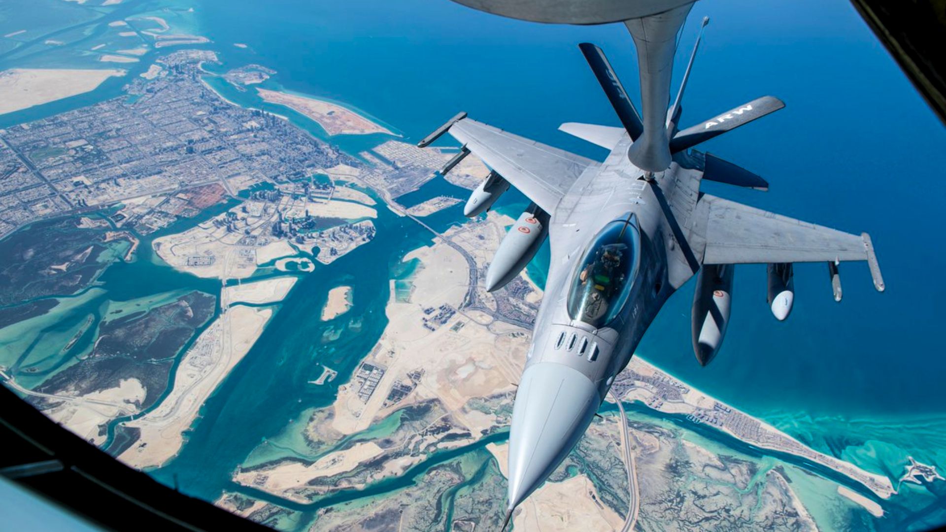 Caza cisterna KC-135 Stratotanker | Foto @DeptofWar