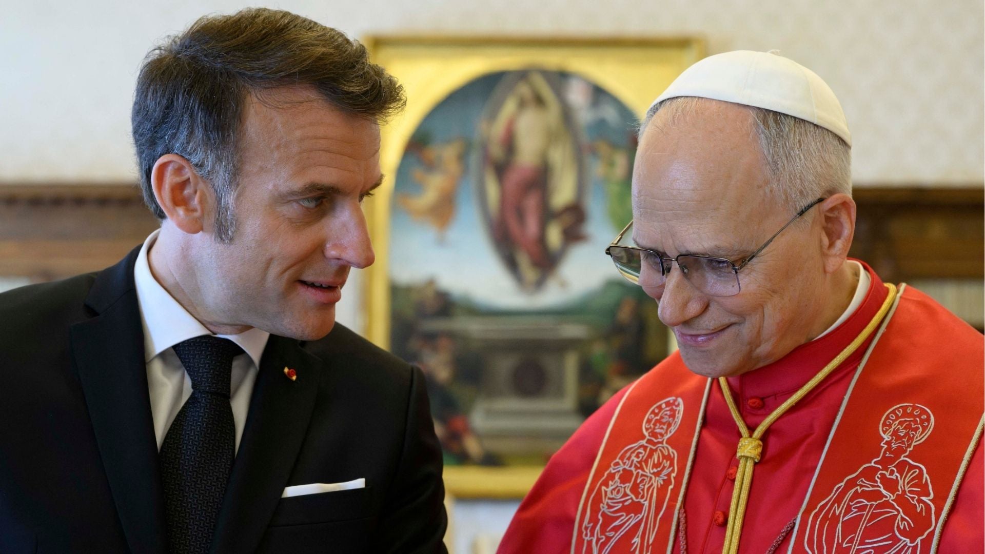 Papa León XIV con el presidente Emmanuel Macron - Foto AFP (1)