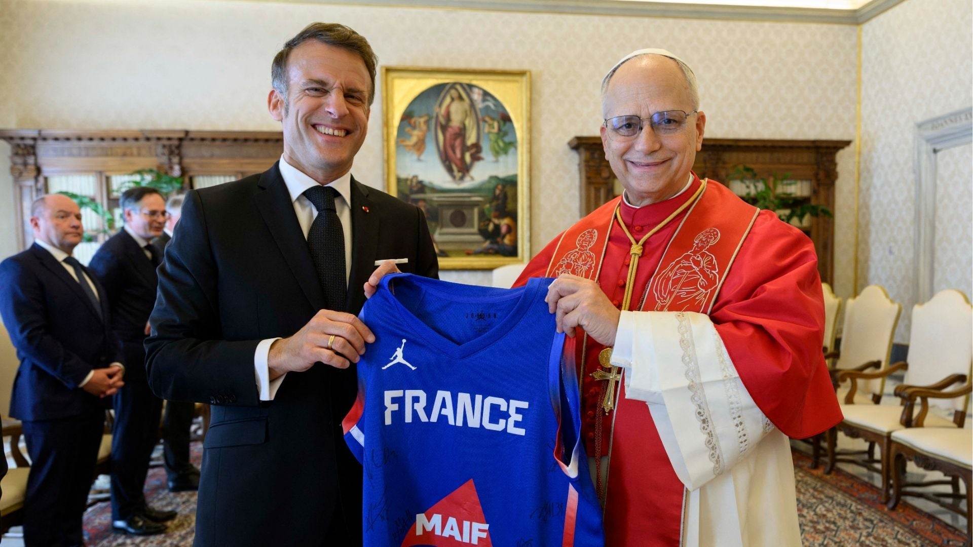 Papa León XIV intercambia regalos con el presidente Emmanuel Macron - Foto AFP