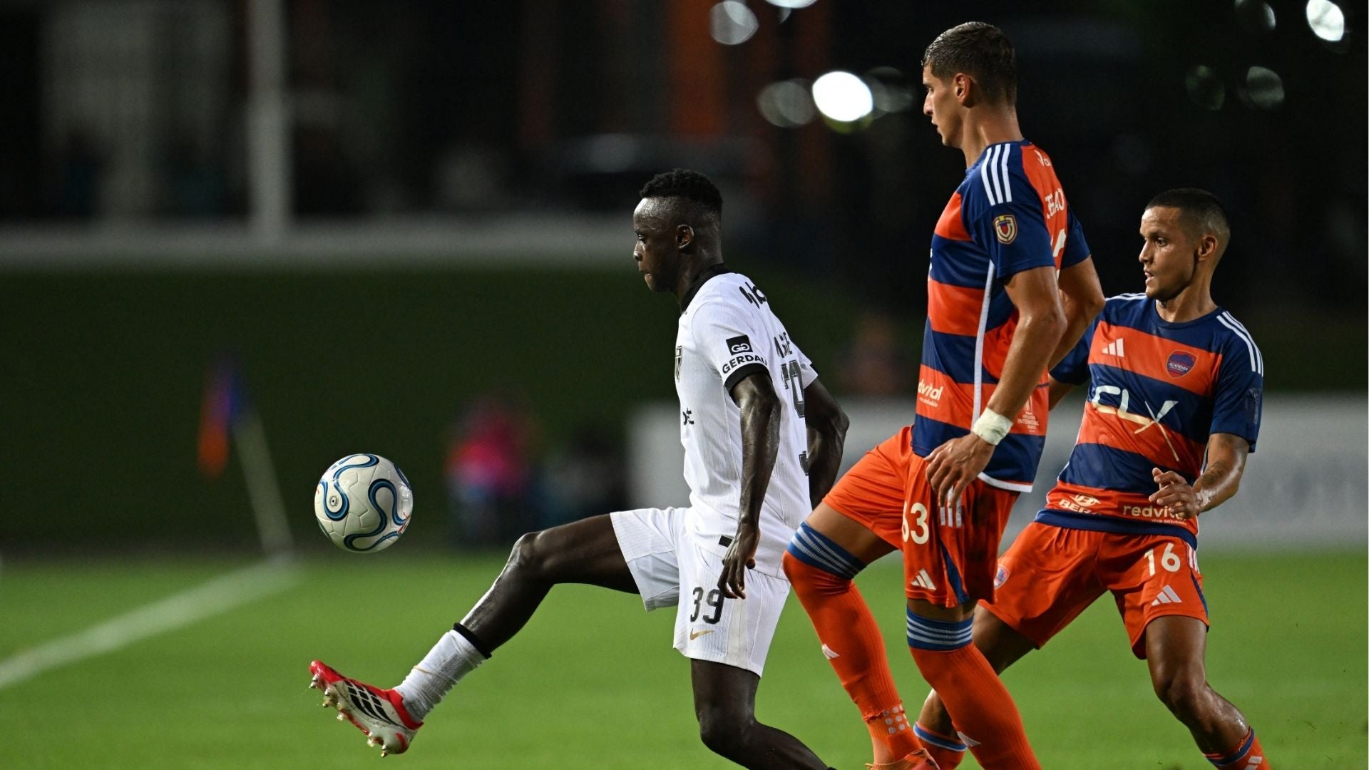 Futbolistas de Puerto Cabello ante jugador de Atlético de Mineiro en Copa Sudamericana 2026 - Foto: AFP