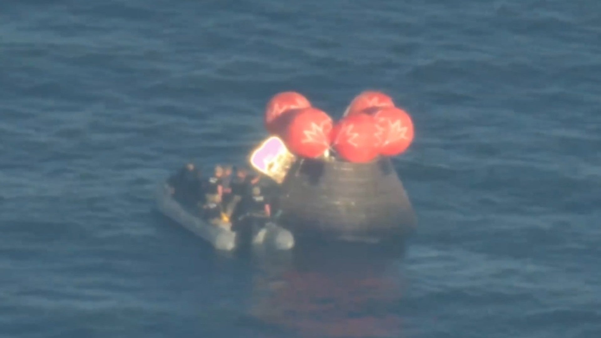 Asisten a los tripulantes de la cápsula Orión de la misión Artemis II que amerizó con éxito en el océano Pacífico - Foto: NASA