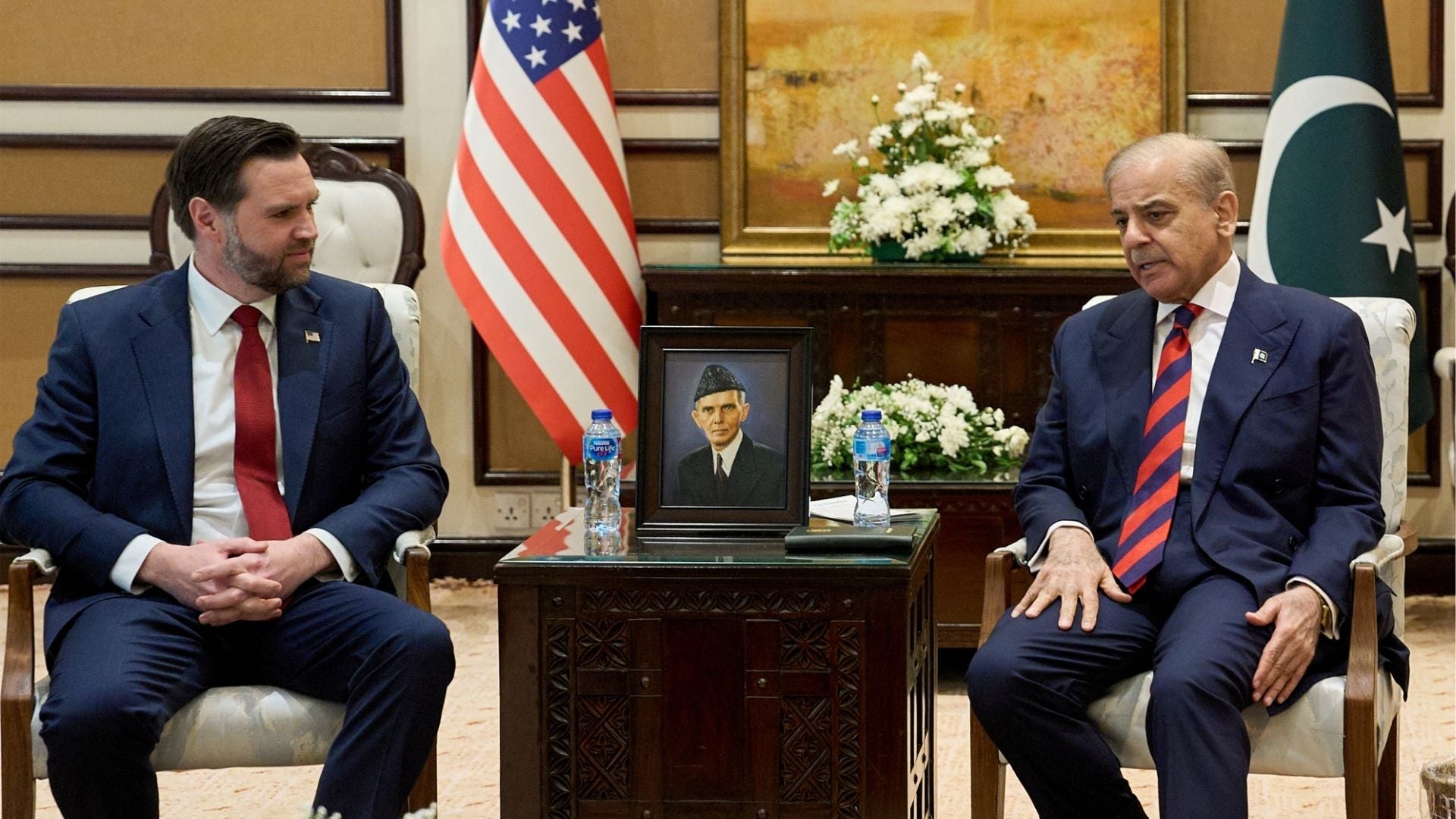 J. D. Vance y Shehbaz Sharif - Foto AFP