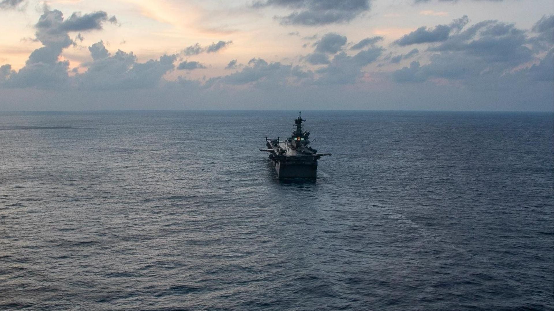 Buque de guerra de EE. UU. en el océano Índico - Foto X: @CENTCOM