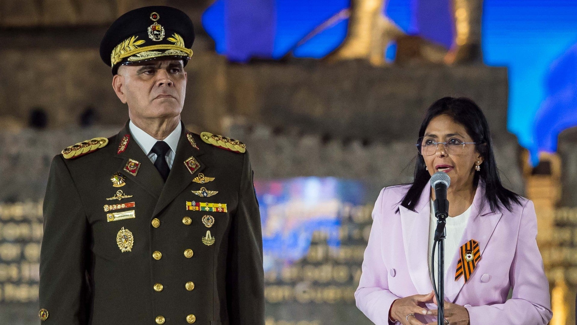 Vladimir Padrino López, militar venezolano solicitado por la justicia de EE. UU., junto a Delcy Rodríguez, jefe encargada del régimen de Venezuela - Fotos EFE