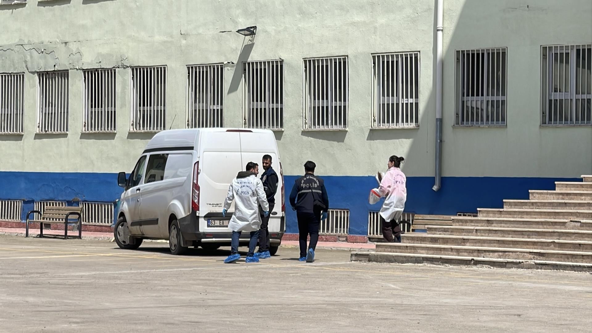 Policía turca en escuela que vivió tiroteo. (EFE)