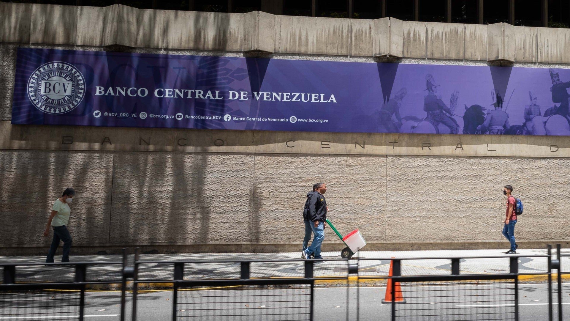 Personas caminan frente a la sede del Banco Central de Venezuela (BCV) - Foto de referencia: EFE