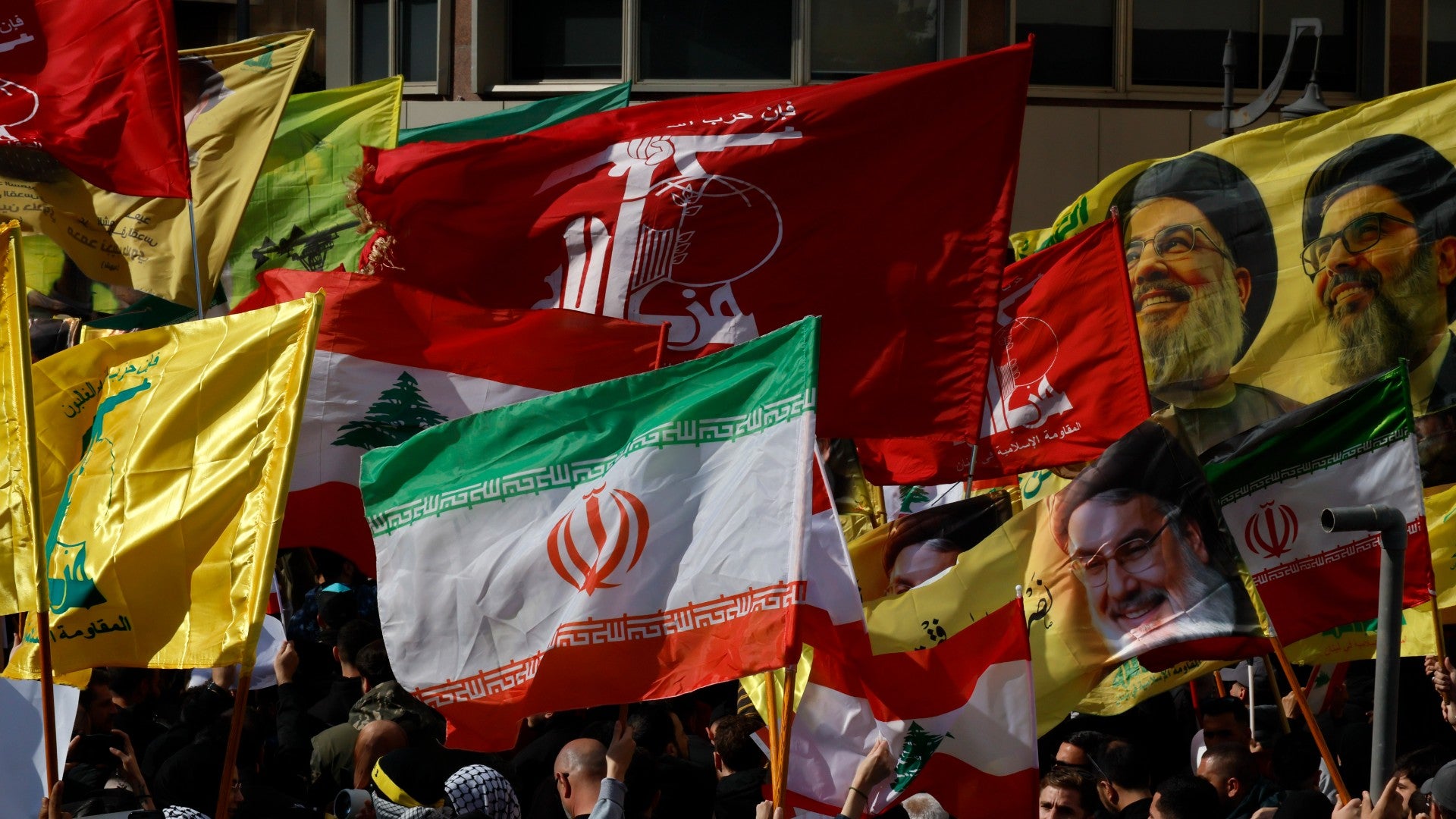 Simpatizantes de Hezbolá portan fotografías de su difunto líder Hassan Nasrallah, así como banderas iraníes - Foto: EFE