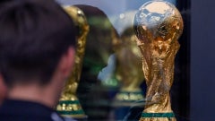 Una persona observa el trofeo de la Copa Mundial de la FIFA - Foto de referencia: EFE