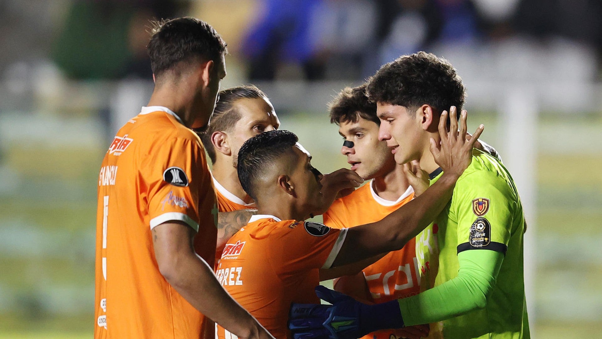 Deportivo La Guaira en partido ante Bolívar por Copa Libertadores - Foto: EFE