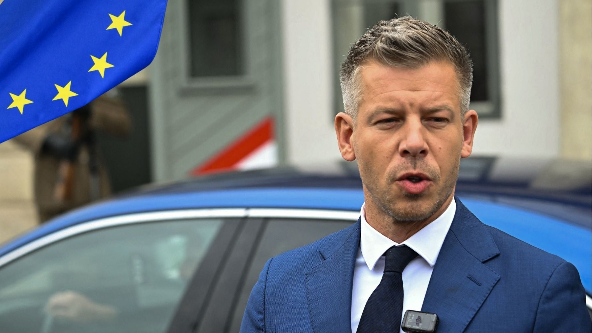 Peter Magyar, electo primer ministro de Hungría - Bandera de la UE - Foto: AFP