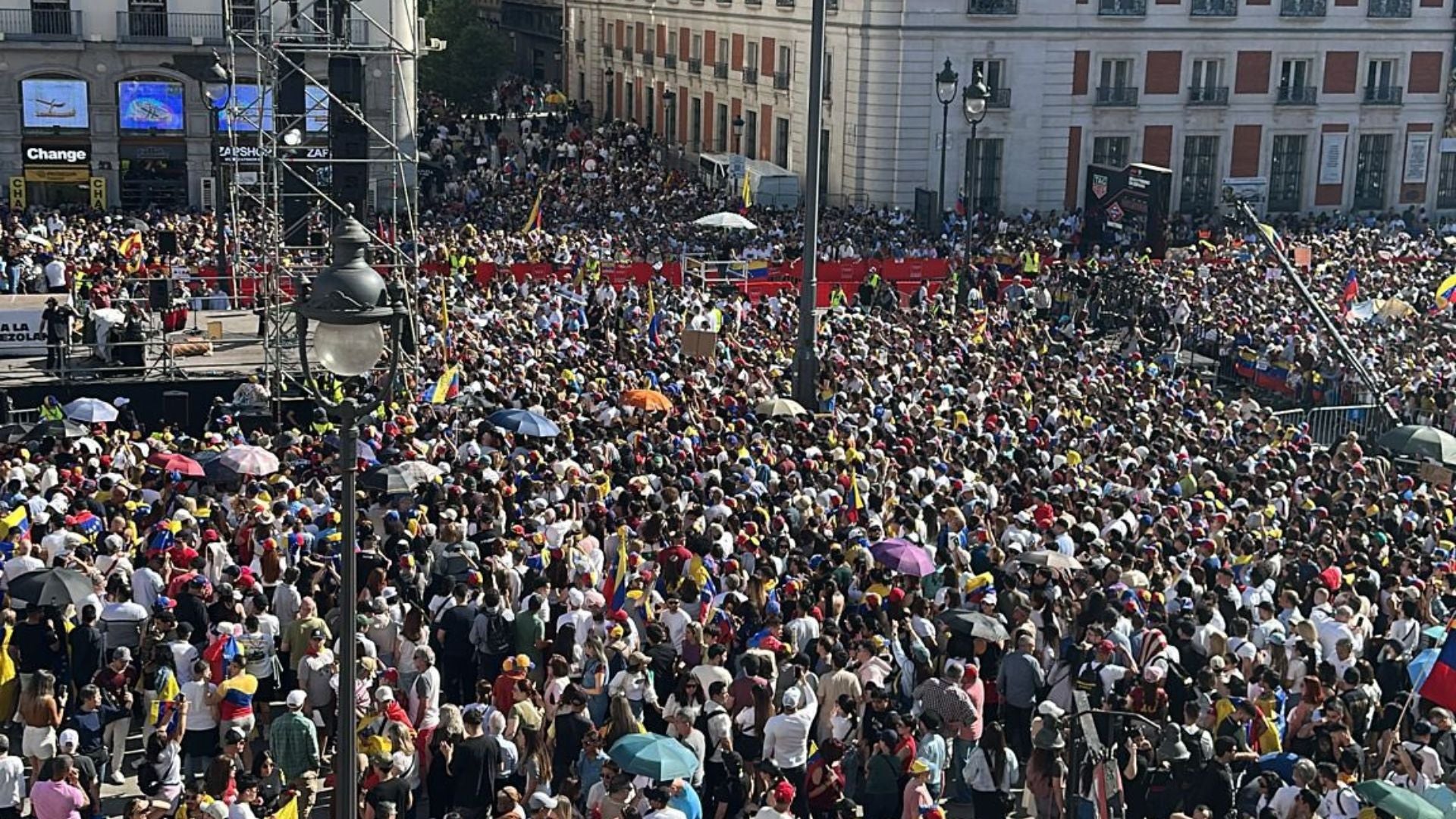 Lleno total en la Puerta del Sol en Madrid para reencuentro con María Corina Machado.