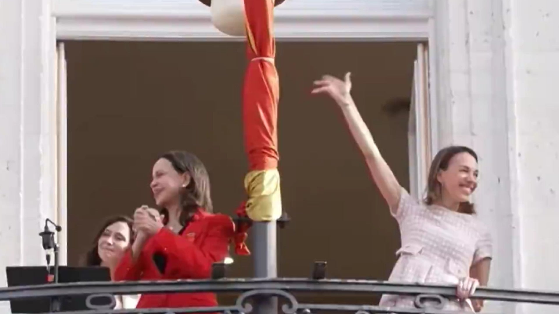 María Corina MAchado sale al balcón de la Presidencia de la Comunidad de Madrid / FOTO: Captura de pantalla