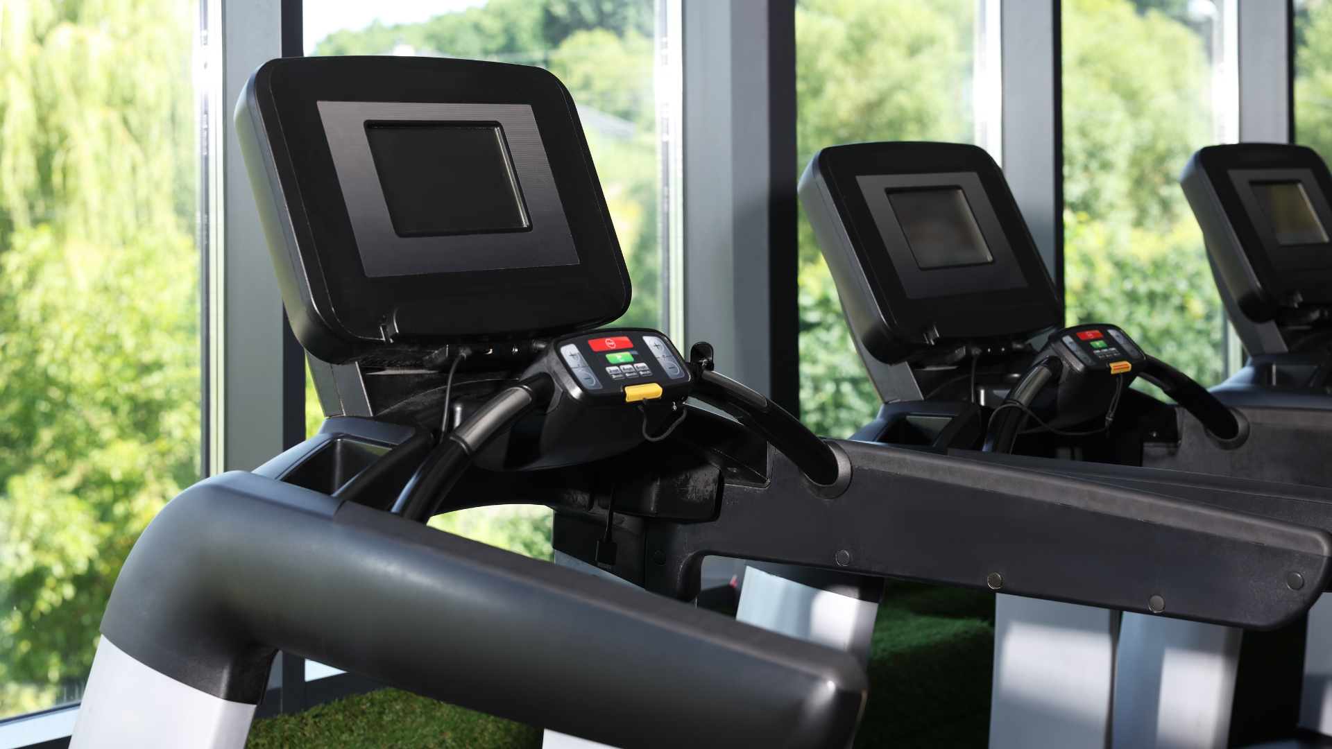 Joven muere mientras usaba una caminadora en un gimnasio / FOTO: Canva