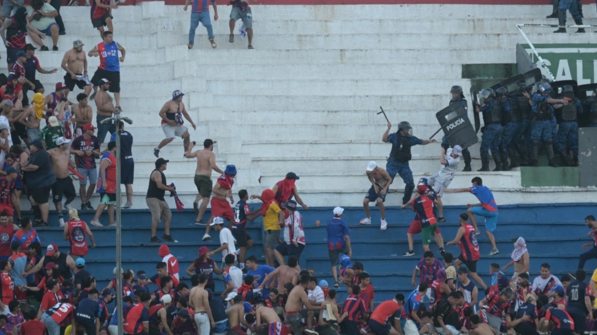 Disturbios en el Estadio Defensores del Chaco (Paraguay) - Foto: AFP