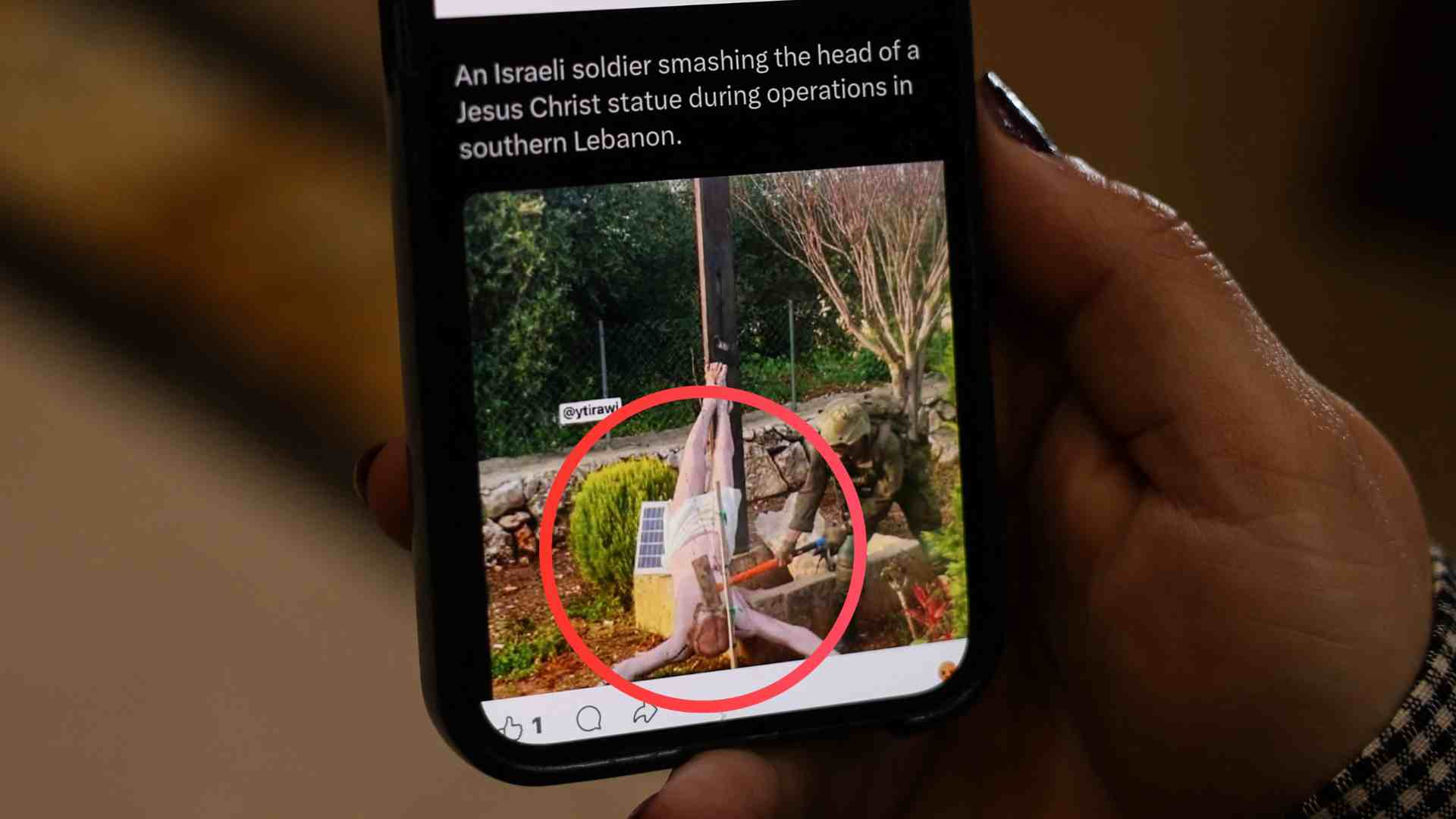 Soldado israelí dañando imagen de Jesucristo en el Líbano - AFP