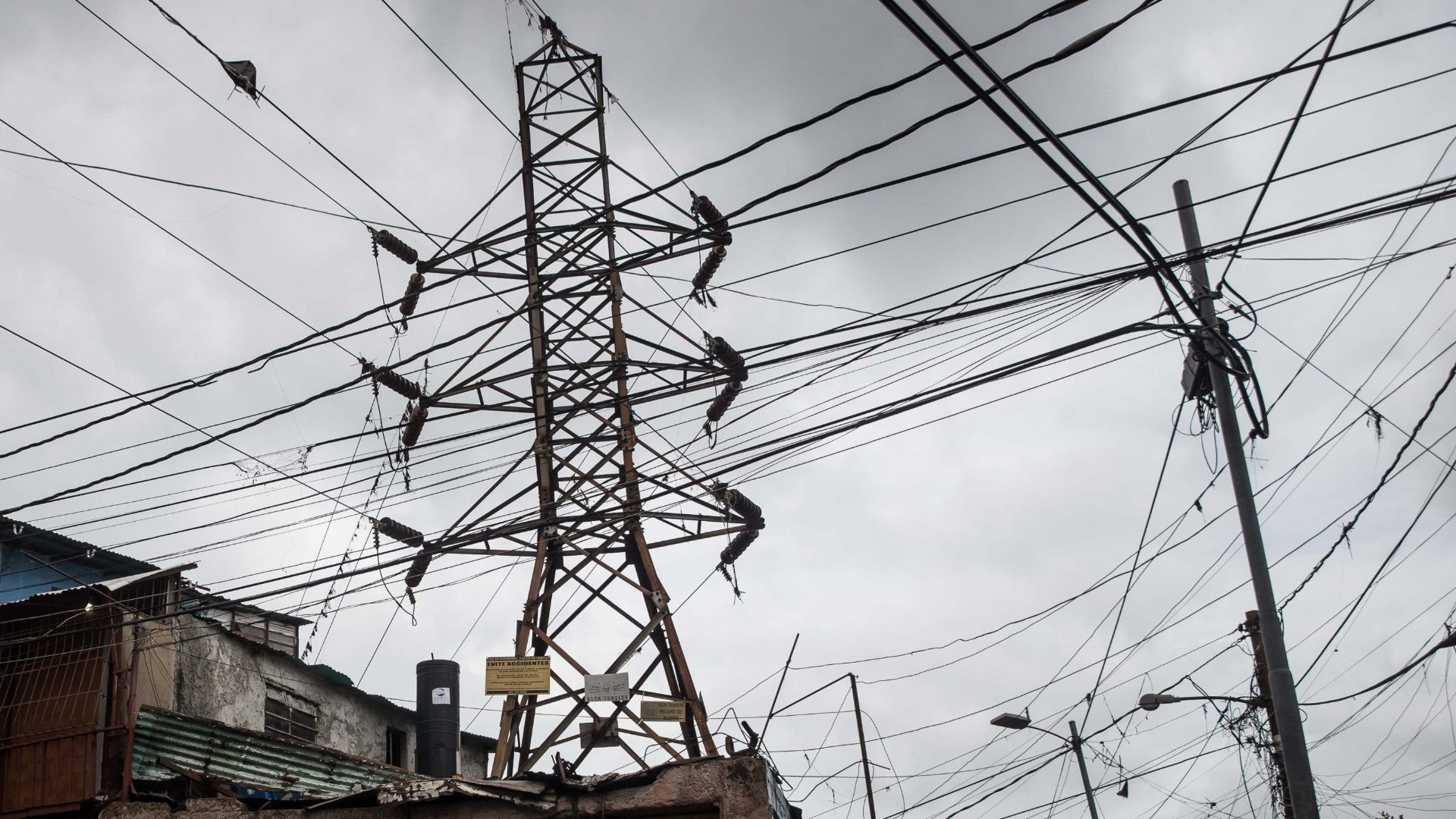 Antenas y cableado eléctrico en una zona popular en Venezuela - Foto de referencia: EFE