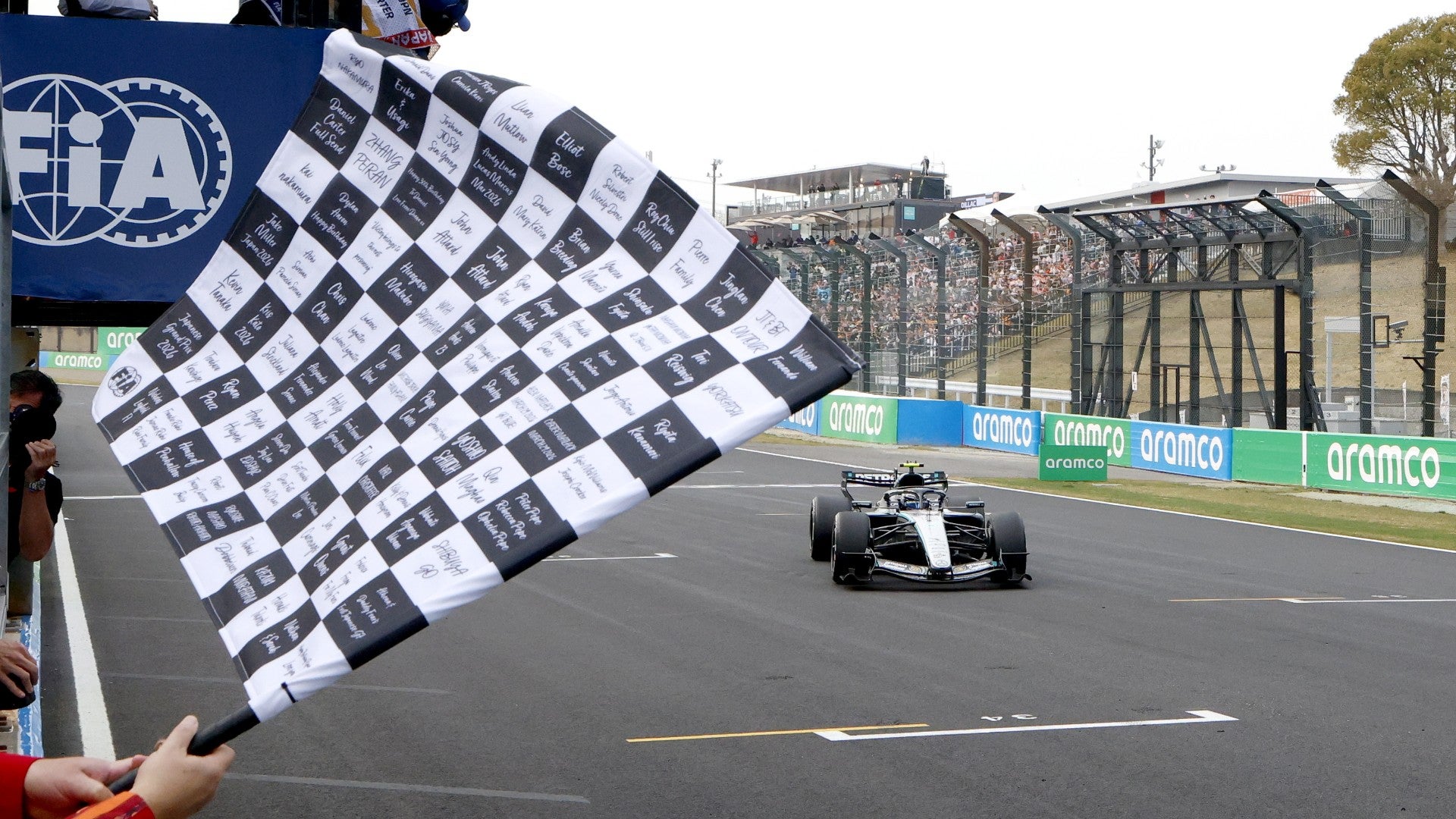 Bandera a cuadros se exhibe en la línea de meta del Gran Premio de Japón de Fórmula 1 en el circuito Suzuka - Foto de referencia: EFE