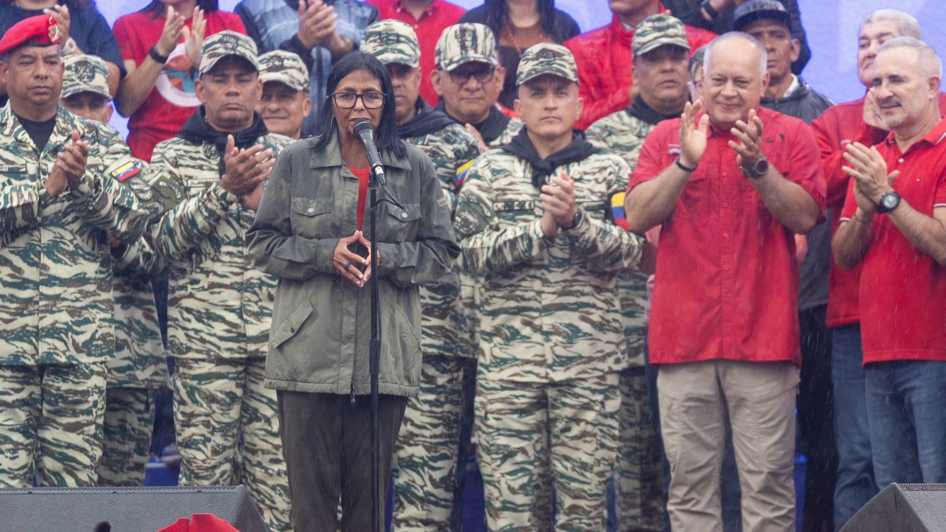 La jefe encargada del régimen de Venezuela, Delcy Rodríguez, junto a sus colaboradores - Foto: EFE