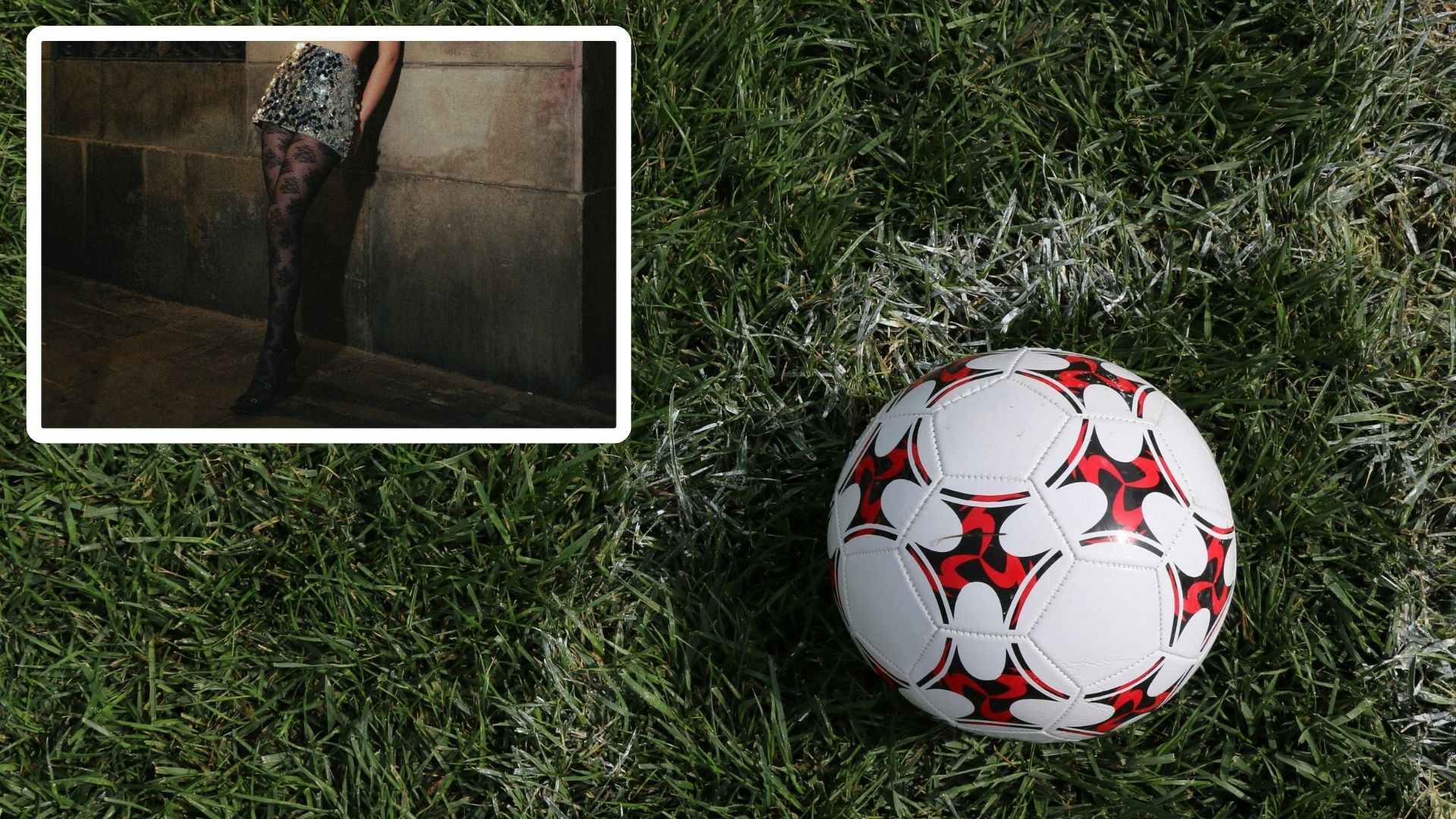 Mujer esperando en una esquina / Balón de fútbol en la esquina de una cancha de balompié - Fotos de referencia: Pexels
